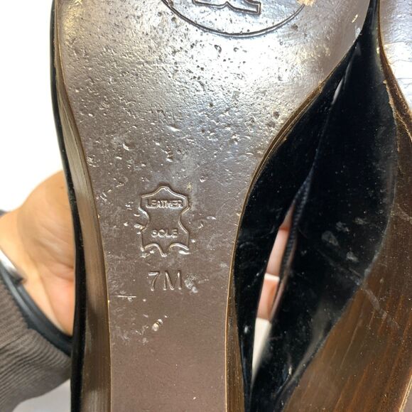 TORY BURCH/ Logo Charm Bow Patent Leather Wedge Sole Pumps Black Womens Size: 7M - Picture 8 of 10